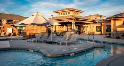 Gorgeous Sunsets, Heated Pool, Lazy River, Firepit, Near Zion & Golf, EV Charger