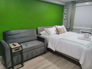 Tabla de planchar con plancha, wifi gratis y ropa de cama 