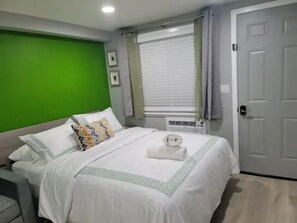 Tabla de planchar con plancha, wifi gratis y ropa de cama 