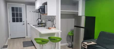 Kühlschrank, Mikrowelle, Herdplatte, Geschirrspüler