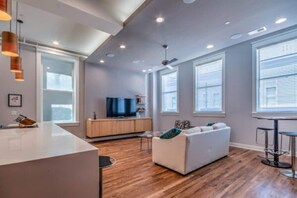 Smart TV, chimenea, videojuegos y libros 