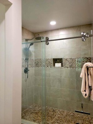 Combined shower/bathtub, towels