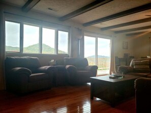 Televisión y chimenea 