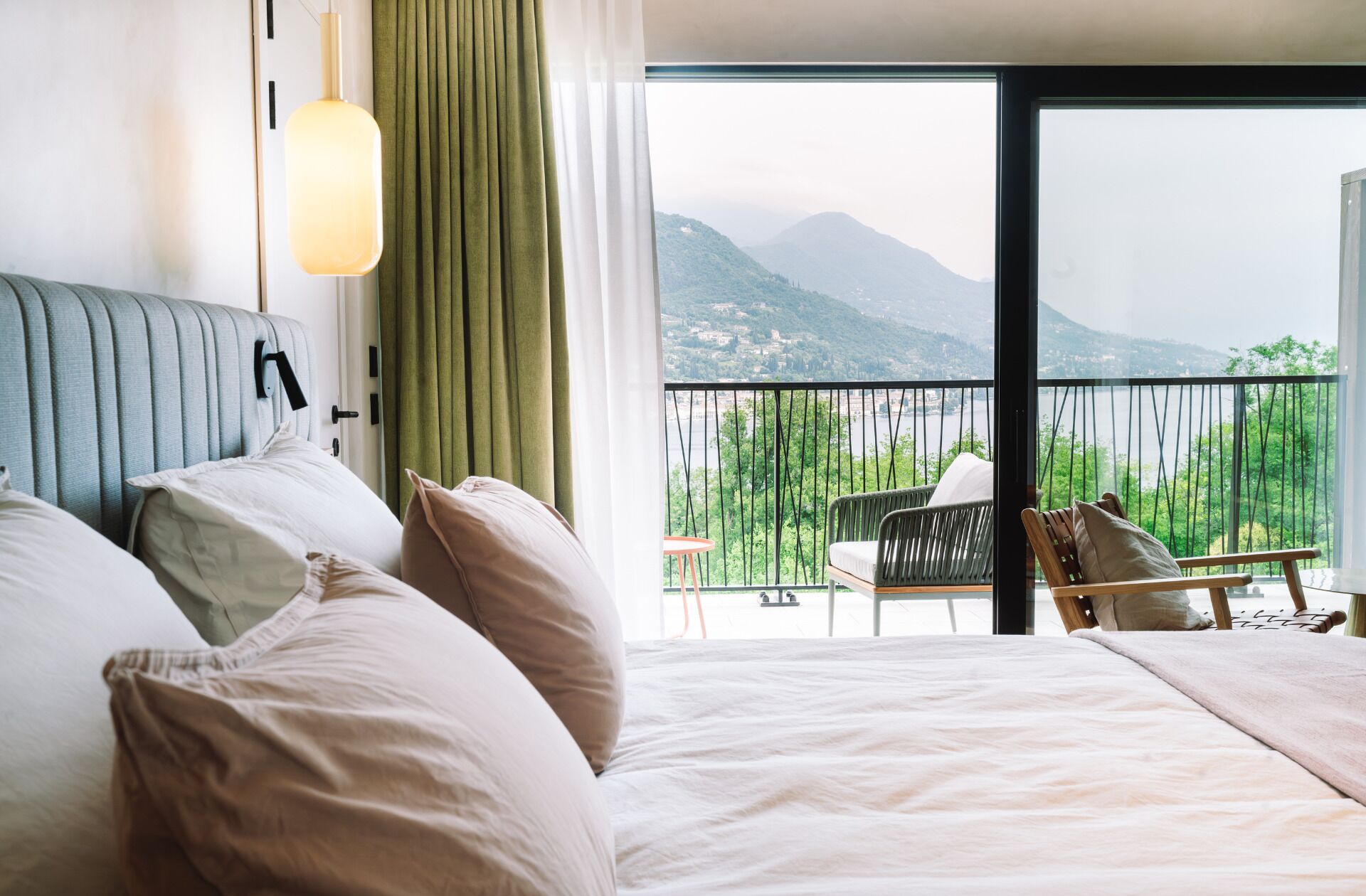 A-ROSA Suite | Allergikerbettwaren, Minibar, Zimmersafe, laptopgeeigneter Arbeitsplatz