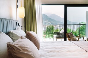 A-ROSA Suite | Hypo-allergenic bedding available, minibar, in-room safe