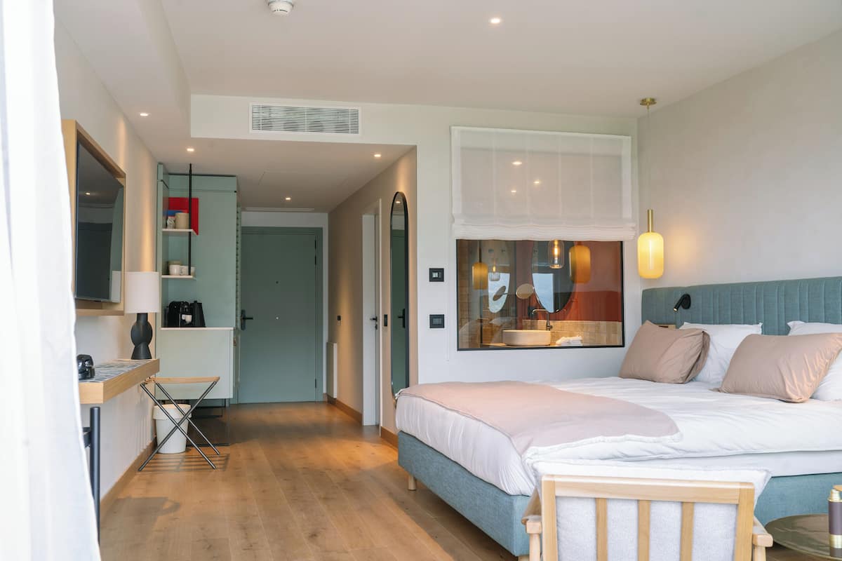 Hypo-allergenic bedding available, minibar, in-room safe