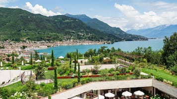 Hypo-allergenic bedding, minibar, in-room safe, laptop workspace