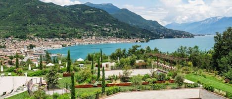 Hypo-allergenic bedding, minibar, in-room safe, laptop workspace