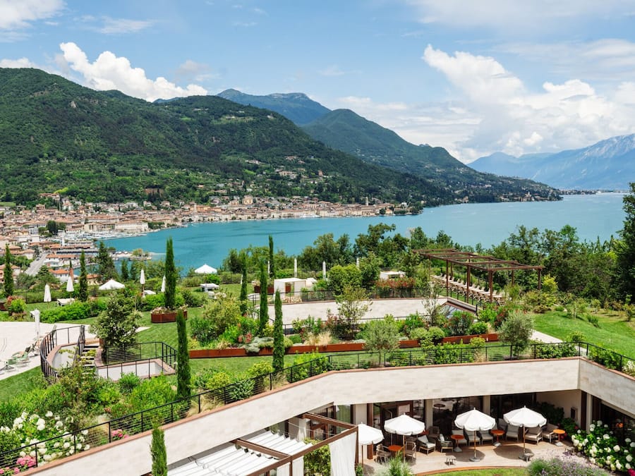 Roupas de cama antialérgicas, frigobar, cofres nos quartos