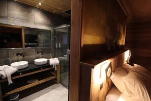 Badewanne, Haartrockner, Handtücher