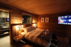 6 bedrooms, iron/ironing board, Internet, bed sheets
