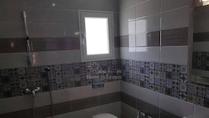 A bathroom with a toilet, shower, and sink. - Nice apartment in soviva (حمام سوسة)
