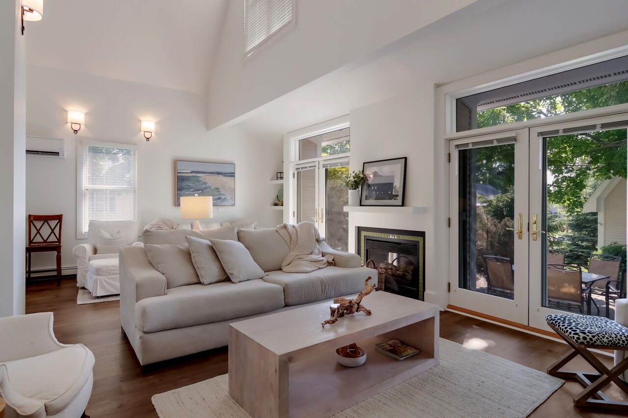 Smart TV, fireplace, DVD player, books