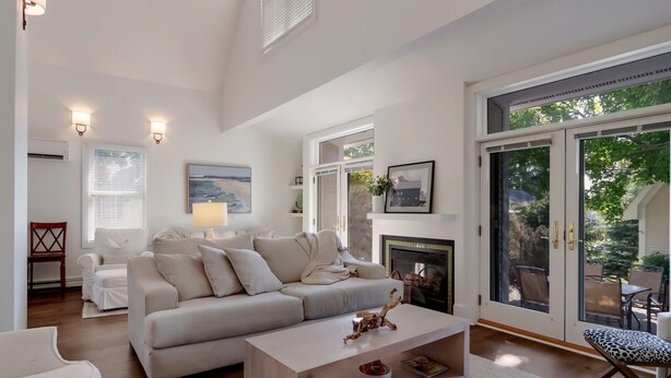 Una sala de estar moderna con sofá, mesa de centro y chimenea.