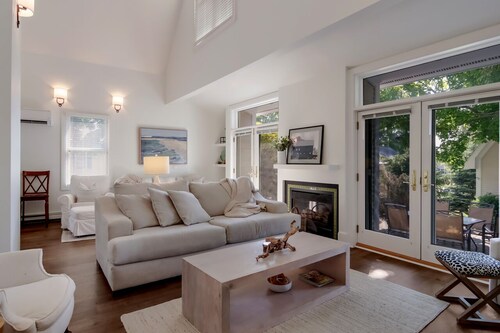 Luxury Home in the Heart of Leelanau Wine Country, BLOCK FROM THE BEACH!