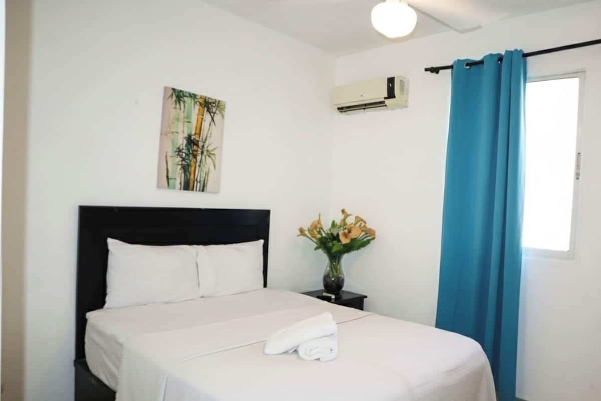 Standardrum | Värdeförvaringsskåp på rummet, skrivbord och strykjärn/strykbräda