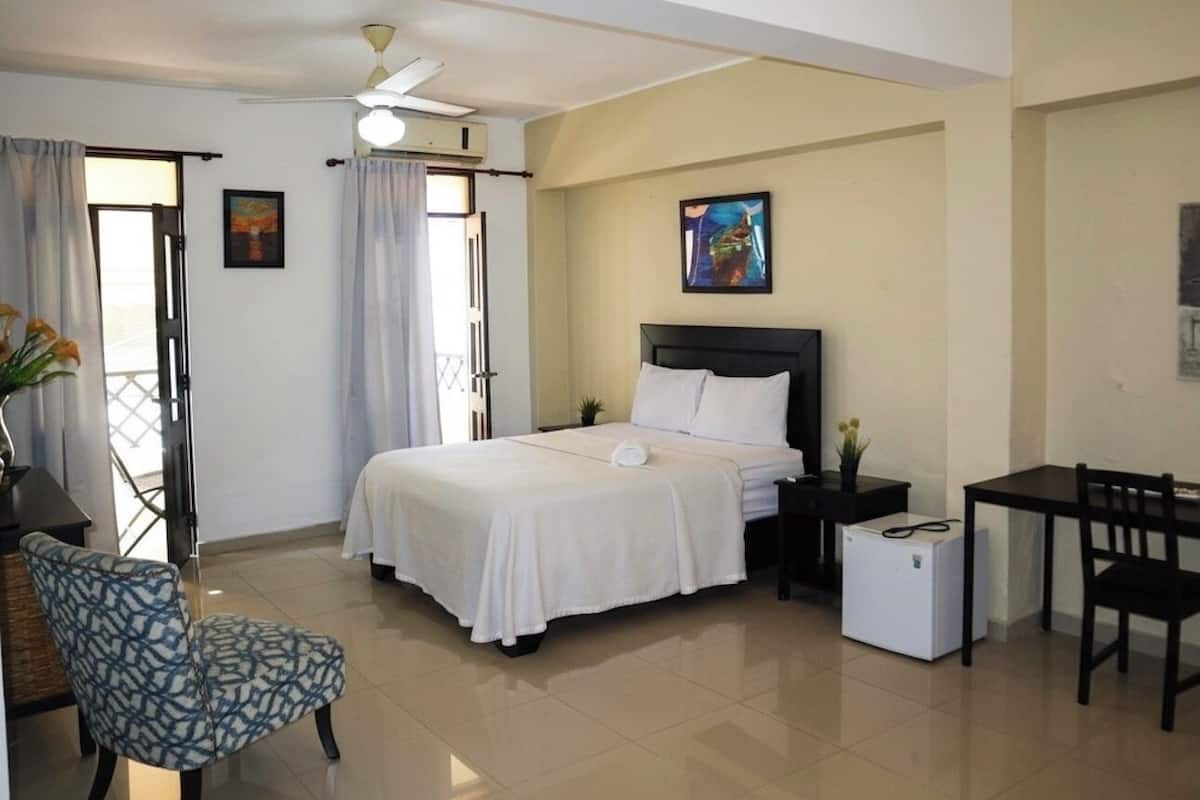 Juniorrum | Värdeförvaringsskåp på rummet, skrivbord och strykjärn/strykbräda