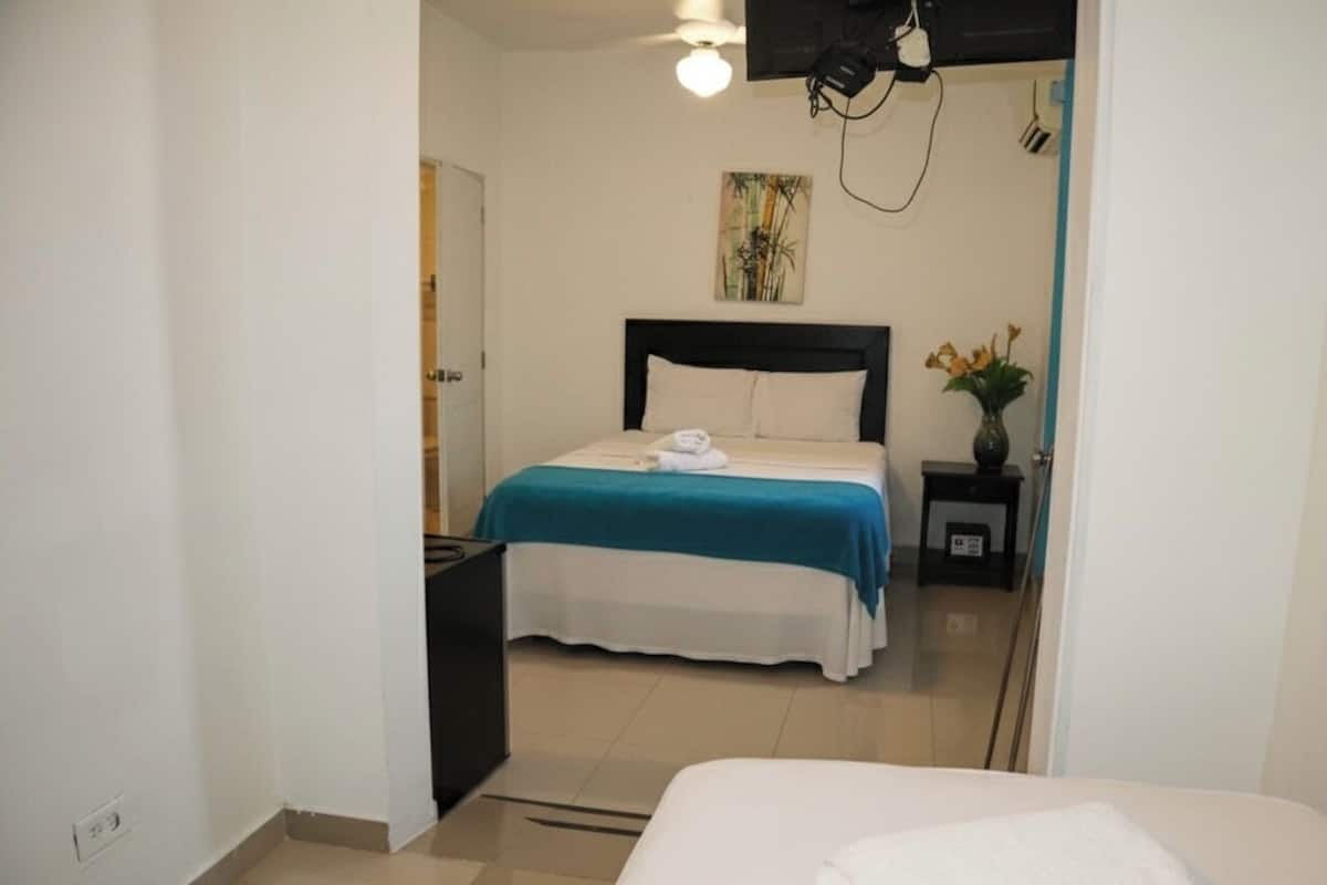 Superior-rum | Värdeförvaringsskåp på rummet, skrivbord och strykjärn/strykbräda