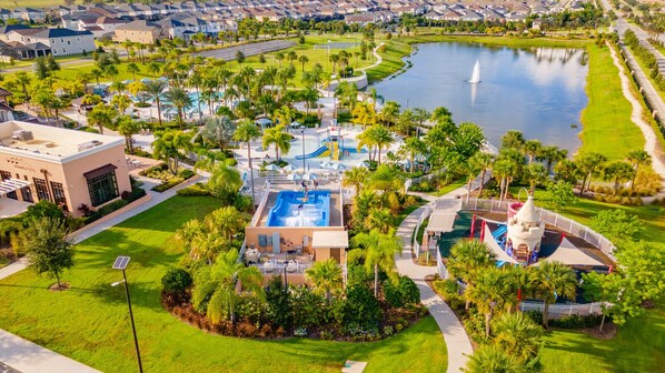Una piscina al aire libre, una piscina climatizada
