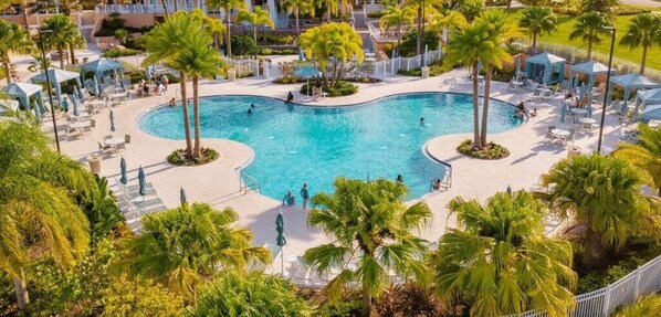 Utendørsbasseng og et oppvarmet basseng