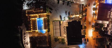 Vue aérienne d’un hôtel doté d’une piscine, de plusieurs espaces de restauration et d’un parking.