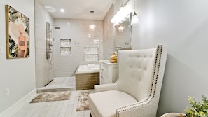 Combined shower/tub, jetted tub, hair dryer, towels