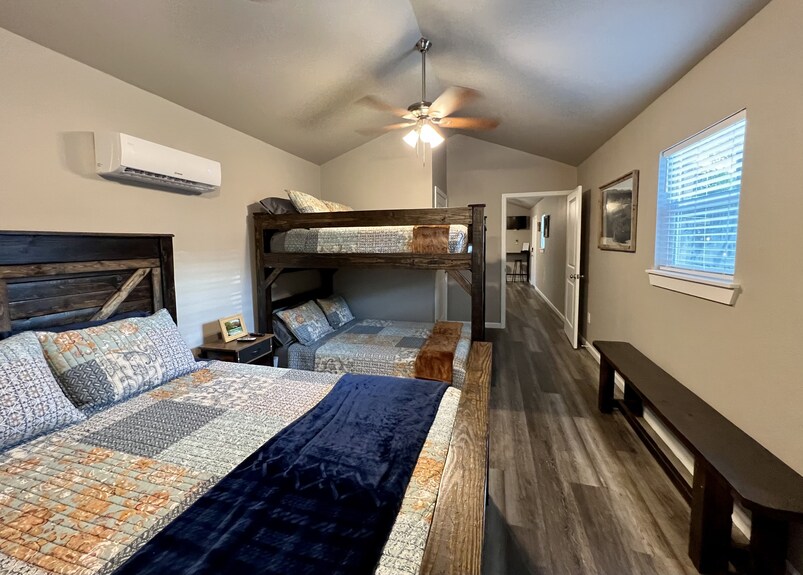 2 Cozy Private Cabins Rent Together - Outdoor Kitchens, Hot Tub, & River Access! - Canyon Lake, TX