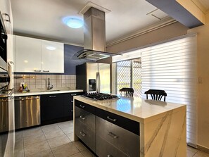 Réfrigérateur, micro-ondes, four, plaque de cuisson