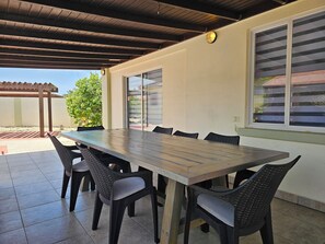 Outdoor dining - Beach Getaway: Sleeps 10-Boroncana Bonita. (Noord)