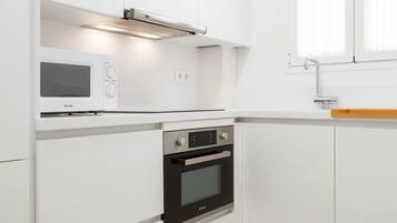 Een koelkast, een magnetron, een vaatwasser