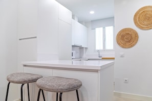 Een koelkast, een magnetron, een vaatwasser