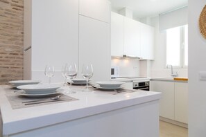 Kühlschrank, Mikrowelle, Ofen, Geschirrspüler