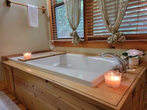 Een bubbelbad, een haardroger, handdoeken, zeep