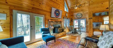 Smart-tv, een open haard en boeken