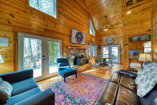 Smart-tv, een open haard en boeken