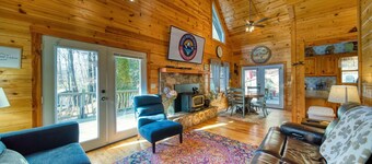 Hawks Whistle - 3BR with Smart TVs, Peaceful, Dog-friendly, Hot Tub!