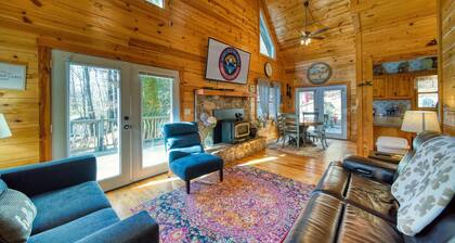 Hawks Whistle - 3BR with Smart TVs, Peaceful, Dog-friendly, Hot Tub!