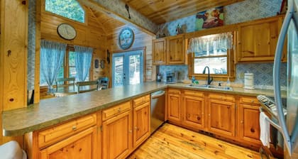 Hawks Whistle - 3BR with Smart TVs, Peaceful, Dog-friendly, Hot Tub!