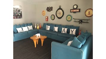 TV connectée, baby-foot, table de tennis de table, livres