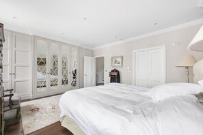 4 bedrooms, WiFi, bed sheets - Classical Living in Knightsbridge, by Veeve (London)