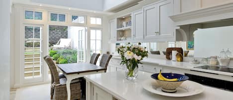 Frigorífic, microones, forn i placa de cuina