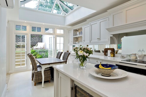 Køleskab, mikrobølgeovn, ovn, kogeplade