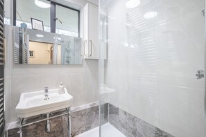 Badewanne, Haartrockner, Handtücher