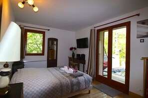 6 Schlafzimmer, Schreibtisch, Bügeleisen/Bügelbrett, Reisekinderbett
