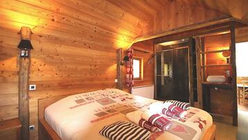 6 chambres, bureau, fer et planche Ă repasser, lit parapluie