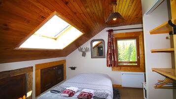 6 bedrooms, desk, iron/ironing board, travel crib