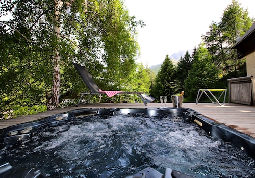 SKI IN SKI OUT CHALET SLEEPS 14 JACUZZI MOUNTAIN VIEW VARS LES CLAUX