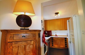 Wasserkocher mit Kaffee-/Teezubehör, Kühlschrank, Mikrowelle, Ofen