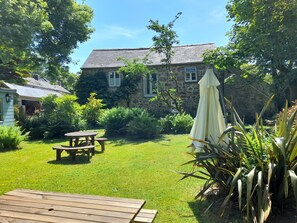 Outdoor dining - River Cottage, Chypons Farm, rural St Ives (Penzance)