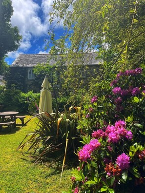 Outdoor dining - The Barn,  rural St Ives, dog friendly, ground floor (cornwall)